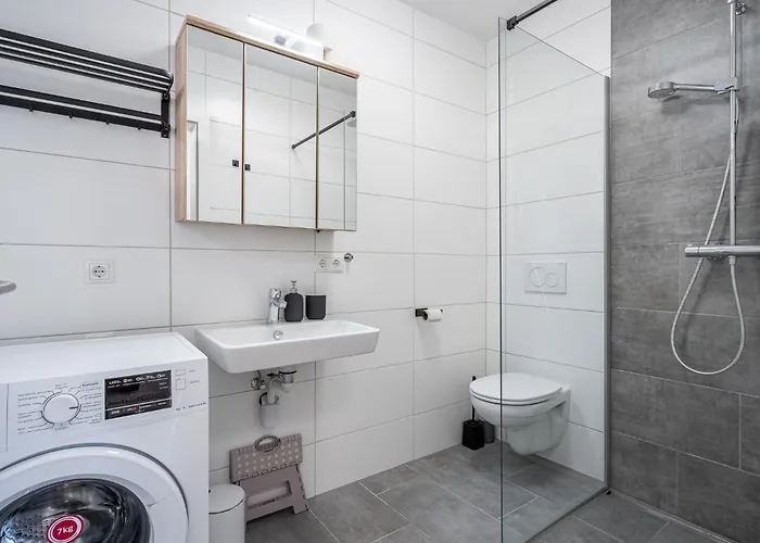 Modernes Mit Sonniger Dachterrasse تيلفس